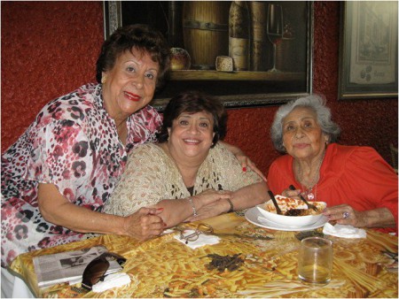 Con mis hermanas Lía Genny y Socorrito (qepd)